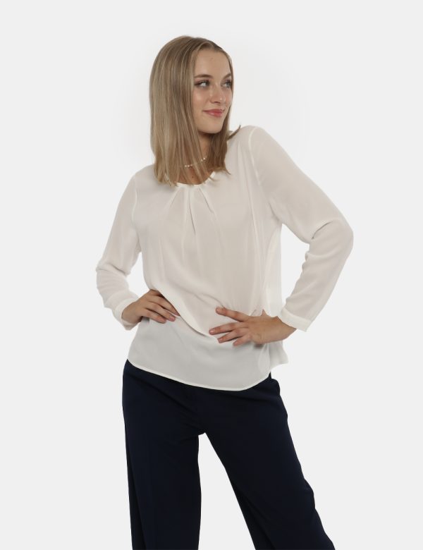 Camicia Vougue bianco - COMPOSIZIONE E VESTIBILITÀ:100% poliestereLa modella è alta 176 cm e indossa la taglia S. La vestibi