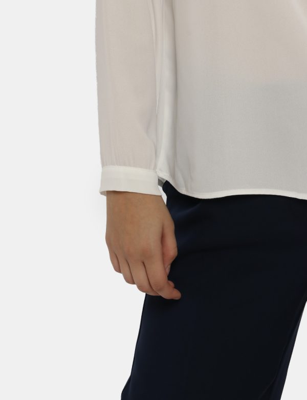 Camicia Vougue bianco - COMPOSIZIONE E VESTIBILITÀ:100% poliestereLa modella è alta 176 cm e indossa la taglia S. La vestibi