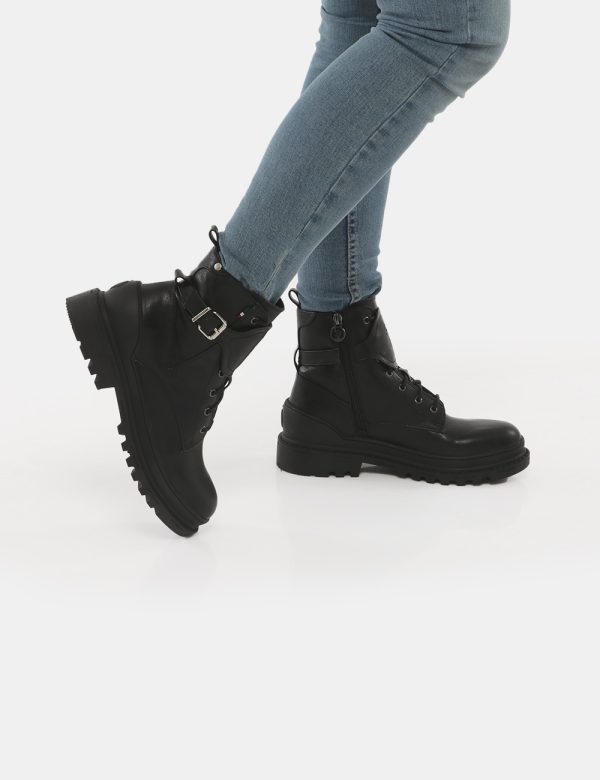 Stivaletto U.S. Polo Assn Anfibio con fibbia - Ecopelle e materiale tessile La modella indossa la taglia 40 e la vestibilità