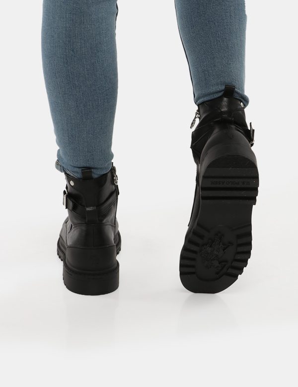 Stivaletto U.S. Polo Assn Anfibio con fibbia - Ecopelle e materiale tessile La modella indossa la taglia 40 e la vestibilità