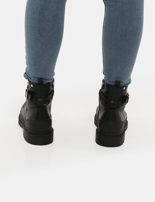 Stivaletto U.S. Polo Assn Anfibio con fibbia - Ecopelle e materiale tessile La modella indossa la taglia 40 e la vestibilità