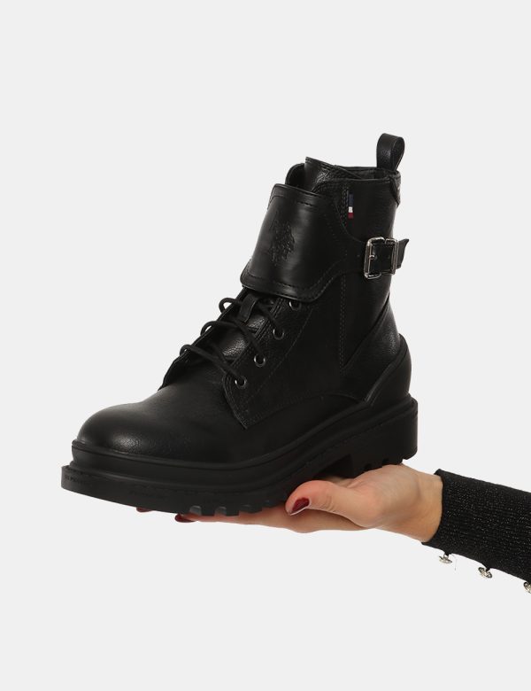 Stivaletto U.S. Polo Assn Anfibio con fibbia - Ecopelle e materiale tessile La modella indossa la taglia 40 e la vestibilità