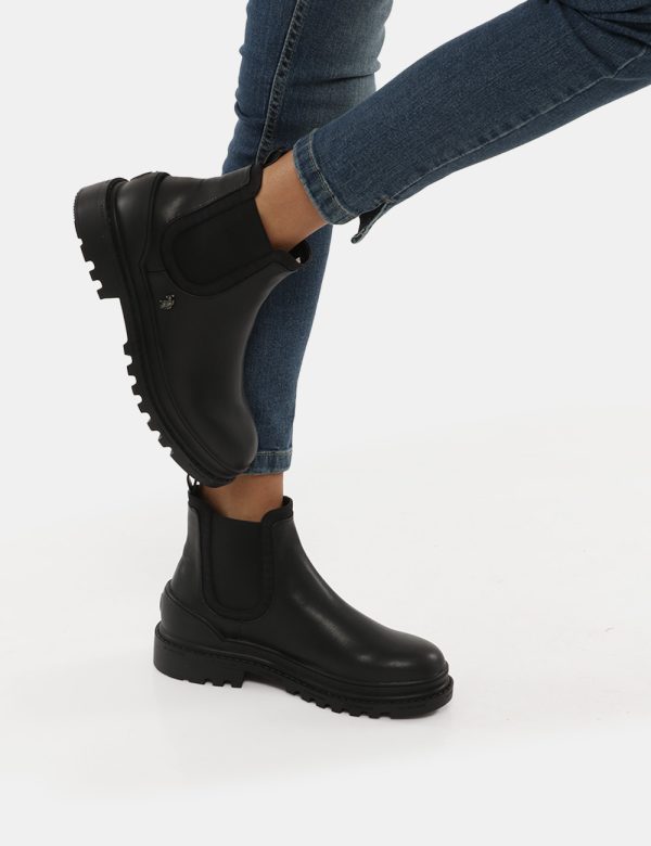 Stivaletto U.S. Polo Assn Chelsea - Ecopelle e materiale tessile La modella indossa la taglia 40 e la vestibilità del capo è