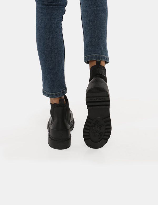 Stivaletto U.S. Polo Assn Chelsea - Ecopelle e materiale tessile La modella indossa la taglia 40 e la vestibilità del capo è