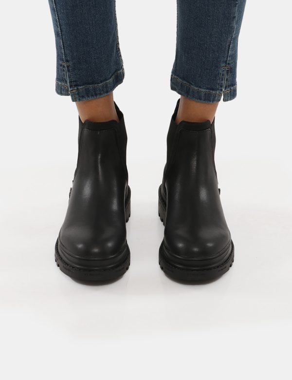 Stivaletto U.S. Polo Assn Chelsea - Ecopelle e materiale tessile La modella indossa la taglia 40 e la vestibilità del capo è