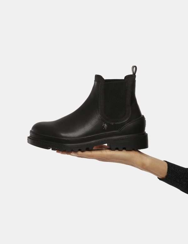 Stivaletto U.S. Polo Assn Chelsea - Ecopelle e materiale tessile La modella indossa la taglia 40 e la vestibilità del capo è