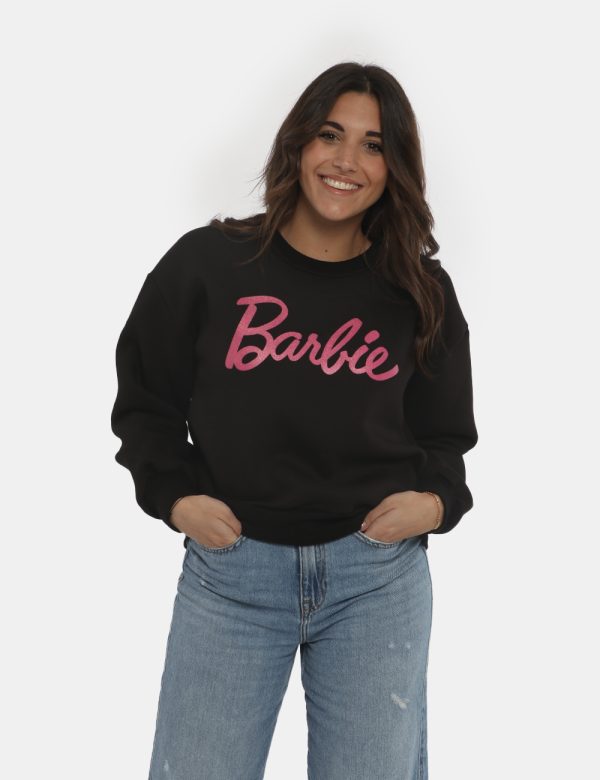 Felpa Barbie nero - COMPOSIZIONE E VESTIBILITÀ:65% cotone 35% poliestereLa modella è alta 161 cm e indossa la taglia S. La v