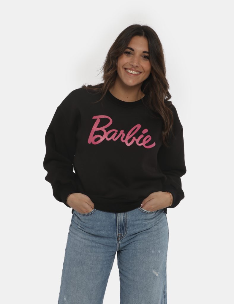 Felpa Barbie nero - COMPOSIZIONE E VESTIBILITÀ:65% cotone 35% poliestereLa modella è alta 161 cm e indossa la taglia S. La v