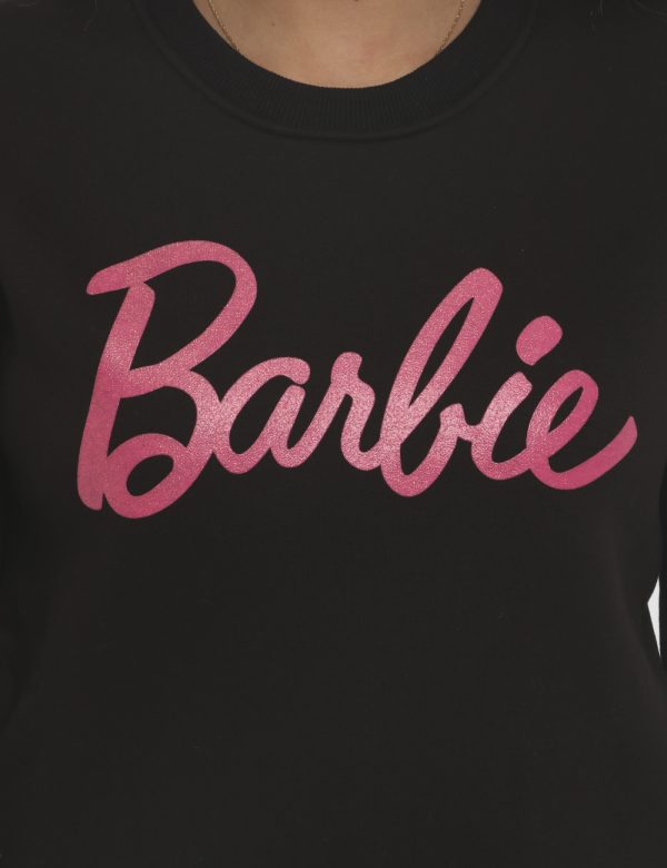 Felpa Barbie nero - COMPOSIZIONE E VESTIBILITÀ:65% cotone 35% poliestereLa modella è alta 161 cm e indossa la taglia S. La v