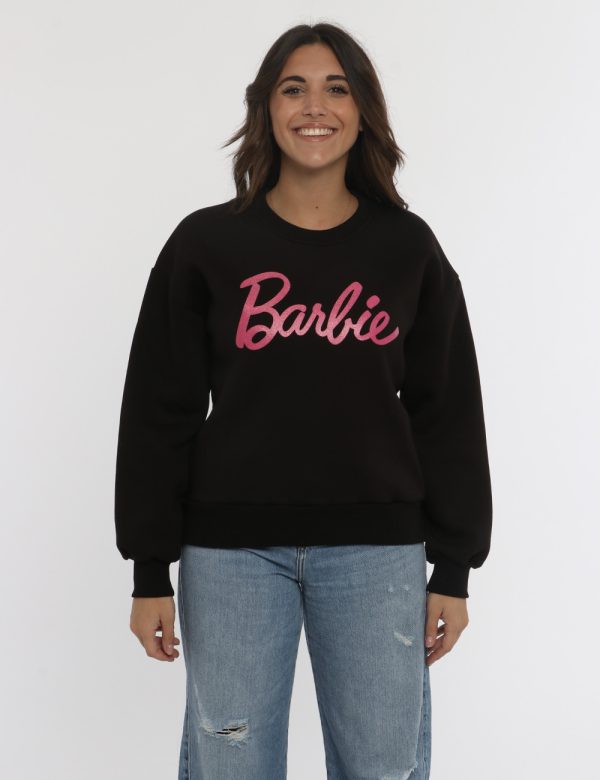 Felpa Barbie nero - COMPOSIZIONE E VESTIBILITÀ:65% cotone 35% poliestereLa modella è alta 161 cm e indossa la taglia S. La v