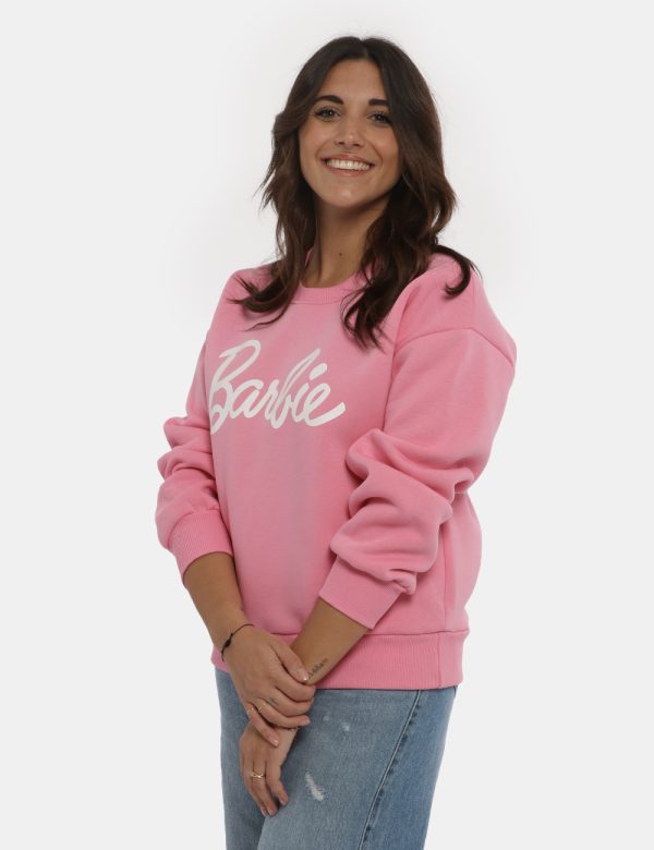 Felpa Barbie rosa - COMPOSIZIONE E VESTIBILITÀ:65% cotone 35% poliestereLa modella è alta 161 cm e indossa la taglia S. La v