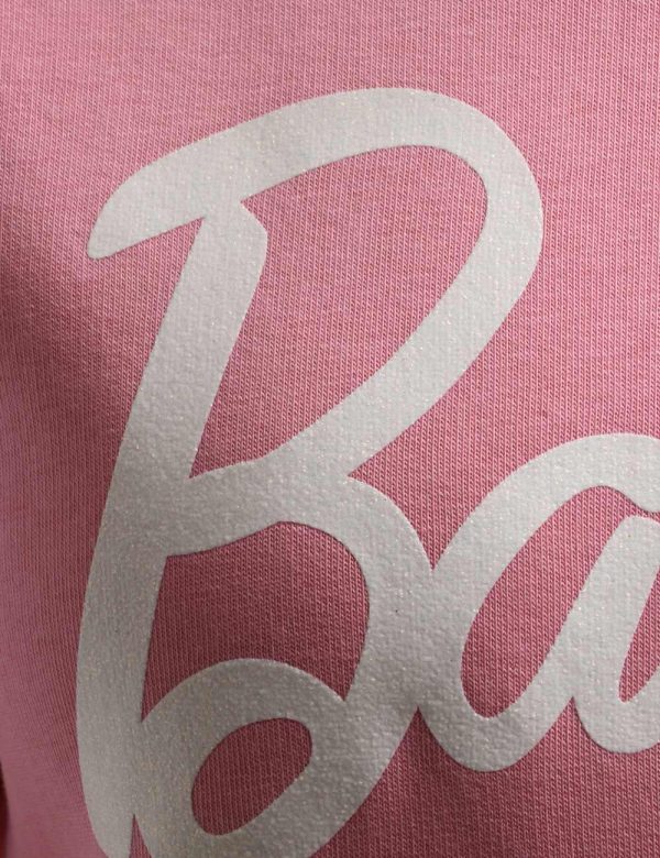 Felpa Barbie rosa - COMPOSIZIONE E VESTIBILITÀ:65% cotone 35% poliestereLa modella è alta 161 cm e indossa la taglia S. La v