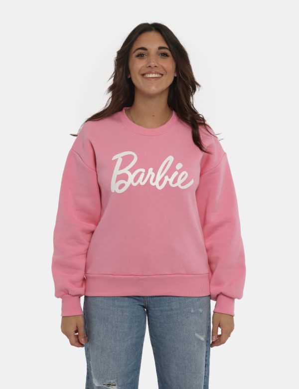 Felpa Barbie rosa - COMPOSIZIONE E VESTIBILITÀ:65% cotone 35% poliestereLa modella è alta 161 cm e indossa la taglia S. La v