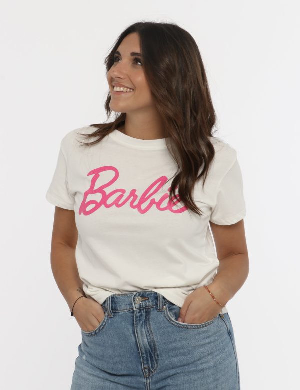 T-shirt Barbie rosa - COMPOSIZIONE E VESTIBILITÀ:100% cotoneLa modella è alta 161 cm e indossa la taglia S. La vestibilità d
