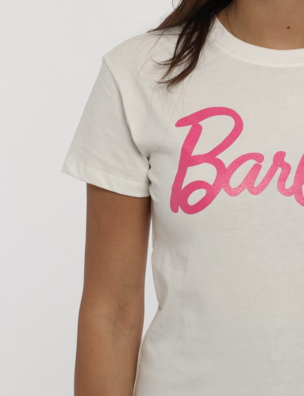 T-shirt Barbie rosa - COMPOSIZIONE E VESTIBILITÀ:100% cotoneLa modella è alta 161 cm e indossa la taglia S. La vestibilità d