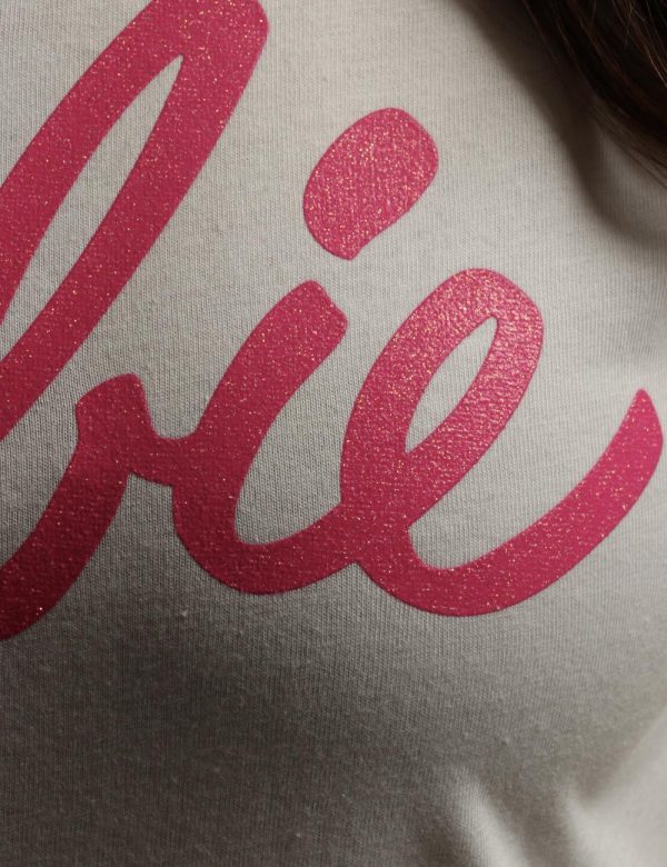 T-shirt Barbie rosa - COMPOSIZIONE E VESTIBILITÀ:100% cotoneLa modella è alta 161 cm e indossa la taglia S. La vestibilità d
