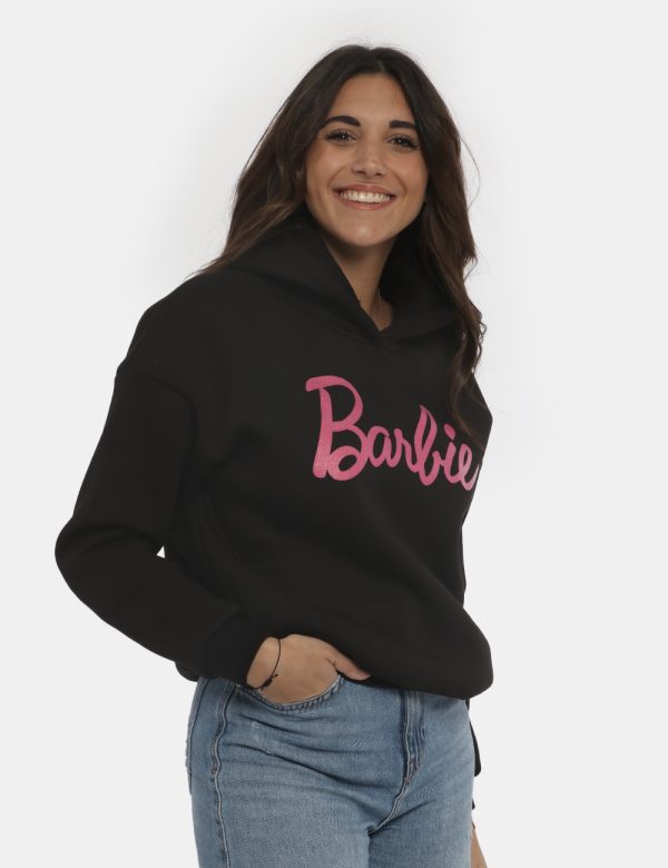 Felpa Barbie nero - COMPOSIZIONE E VESTIBILITÀ:65% cotone 35% poliestereLa modella è alta 161 cm e indossa la taglia S. La v