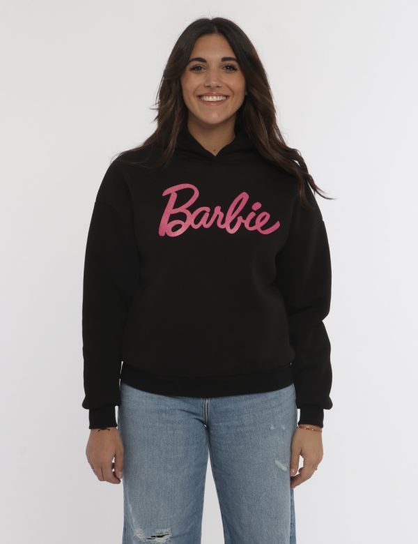 Felpa Barbie nero - COMPOSIZIONE E VESTIBILITÀ:65% cotone 35% poliestereLa modella è alta 161 cm e indossa la taglia S. La v