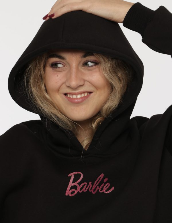 Felpa Barbie nero - COMPOSIZIONE E VESTIBILITÀ:65% cotone 35% poliestereLa modella è alta 170 cm e indossa la taglia S. La v