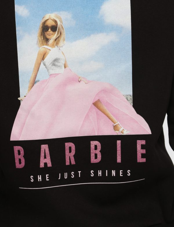 Felpa Barbie nero - COMPOSIZIONE E VESTIBILITÀ:65% cotone 35% poliestereLa modella è alta 170 cm e indossa la taglia S. La v