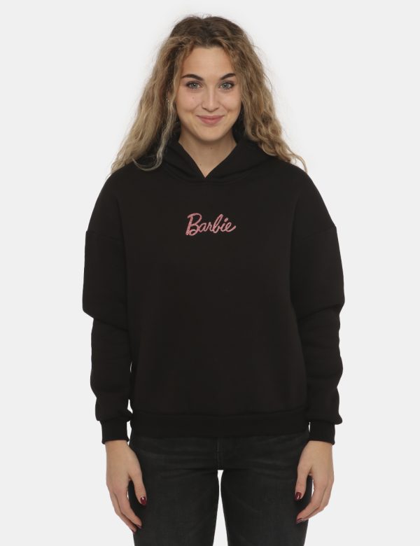 Felpa Barbie nero - COMPOSIZIONE E VESTIBILITÀ:65% cotone 35% poliestereLa modella è alta 170 cm e indossa la taglia S. La v