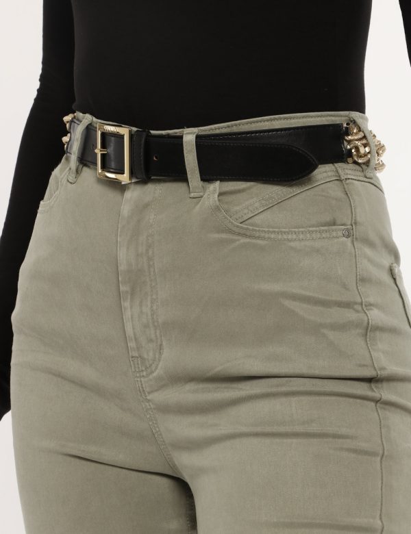 Cintura Guess nero - COMPOSIZIONE E VESTIBILITÀ:100% poliuretanoCONSIGLI DI STILE:Cintura in simil pelle nera alternata a ca