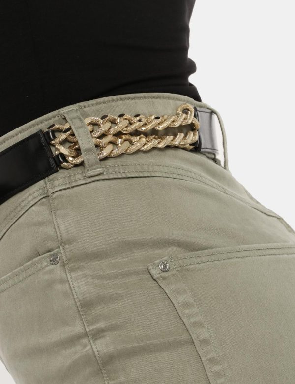Cintura Guess nero - COMPOSIZIONE E VESTIBILITÀ:100% poliuretanoCONSIGLI DI STILE:Cintura in simil pelle nera alternata a ca