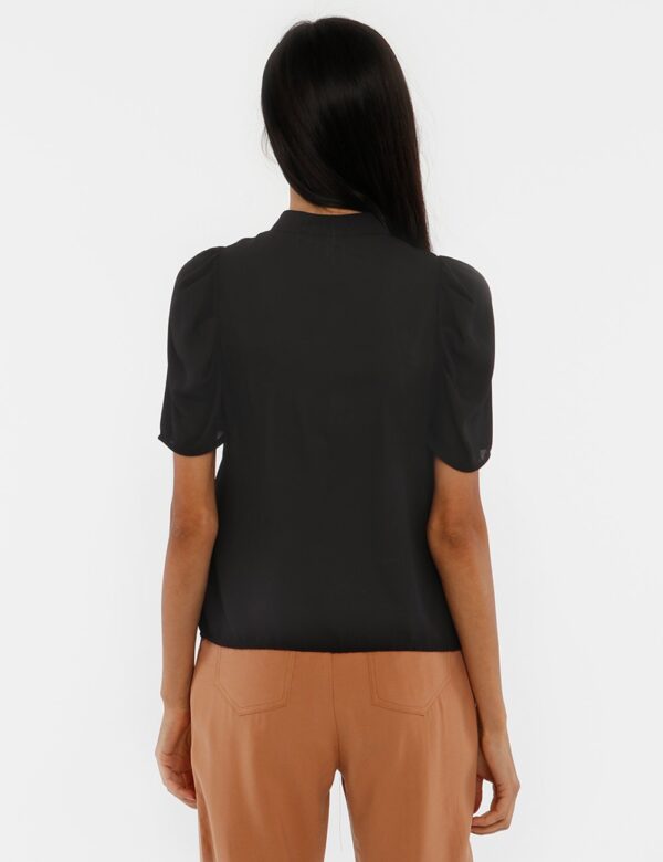 Camicia Yes Zee a maniche corte - 100% poliestereLa modella indossa la taglia S ed è alta 178 cm e la vestibilità è asciutta