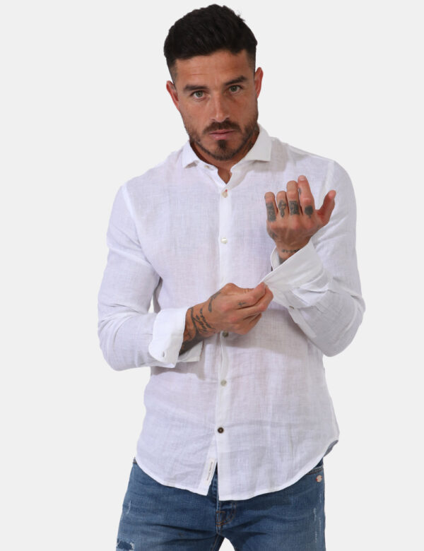 Camicia Yes Zee Bianco - Camicia in lino ed in total bianco. Presente colletto alla peter pan. La vestibilità è morbida e pr