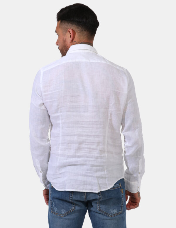 Camicia Yes Zee Bianco - Camicia in lino ed in total bianco. Presente colletto alla peter pan. La vestibilità è morbida e pr