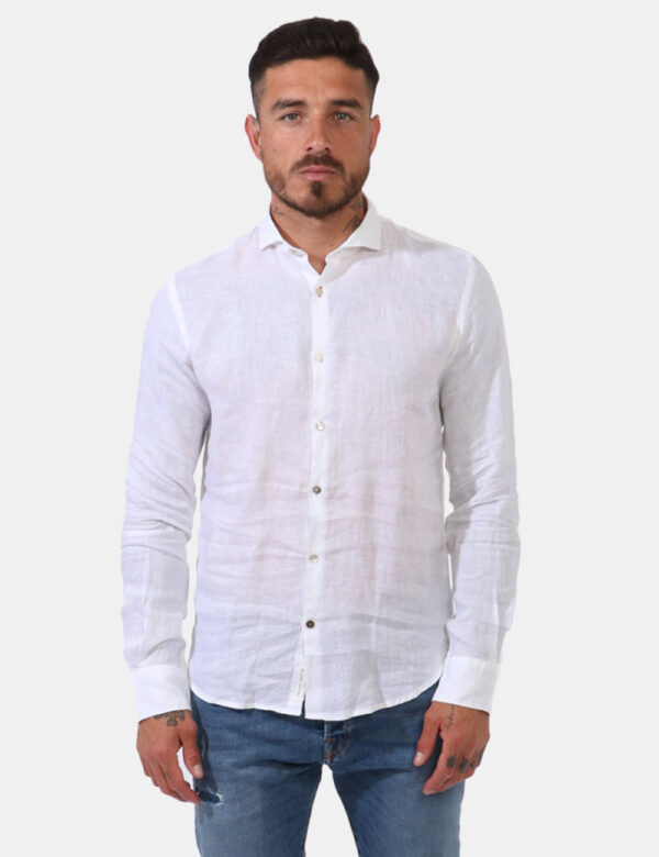 Camicia Yes Zee Bianco - Camicia in lino ed in total bianco. Presente colletto alla peter pan. La vestibilità è morbida e pr