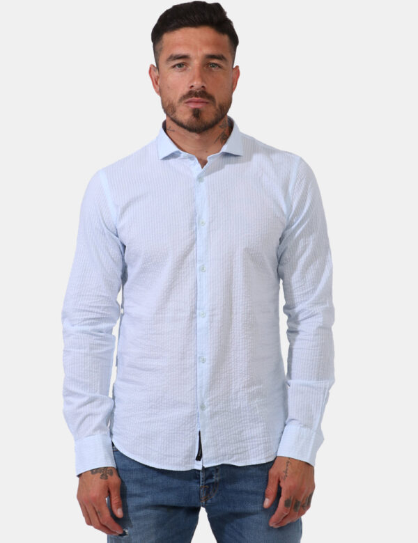 Camicia Yes Zee Azzurro - Camicia in cotone ed in total azurro chiaro con trama lavorata. La vestibilità è morbida e pratica