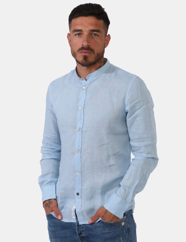 Camicia Yes Zee Azzurro - Camicia in lino ed in total azzurro pastello. Presente colletto alla coreana. La vestibilità è mor