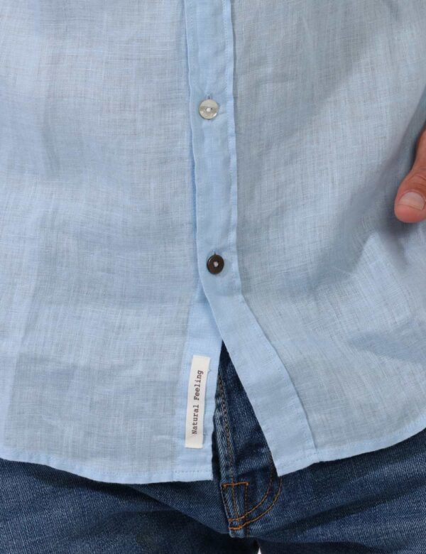 Camicia Yes Zee Azzurro - Camicia in lino ed in total azzurro pastello. Presente colletto alla coreana. La vestibilità è mor