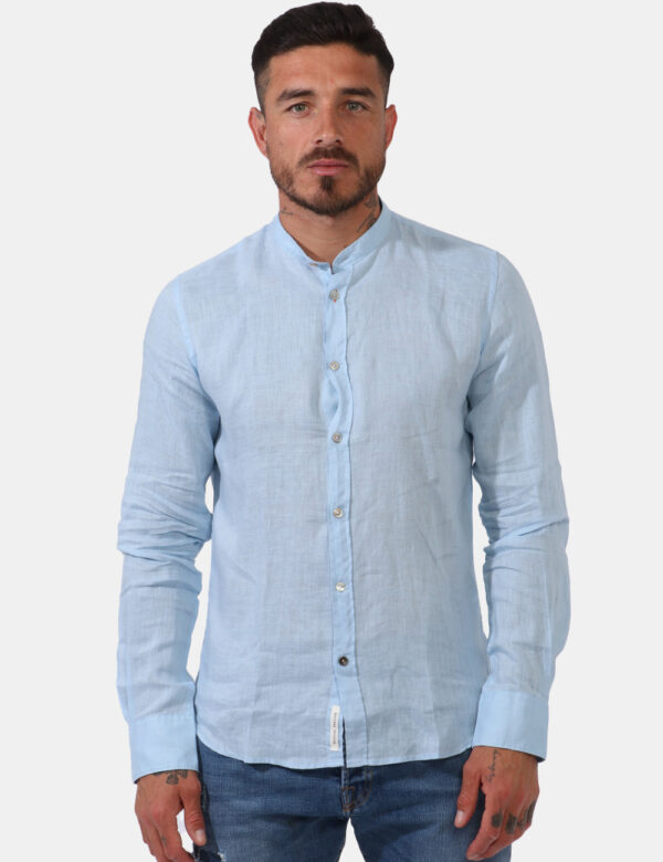 Camicia Yes Zee Azzurro - Camicia in lino ed in total azzurro pastello. Presente colletto alla coreana. La vestibilità è mor