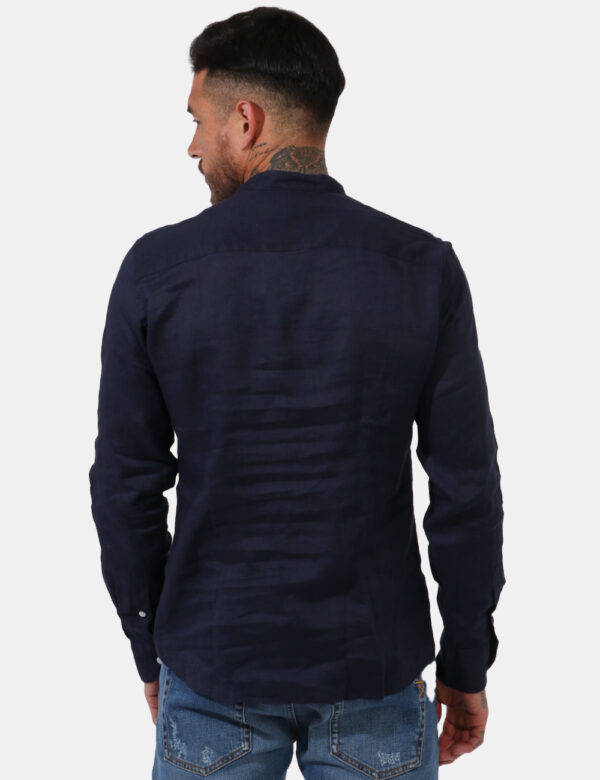 Camicia Yes Zee Blu - Camicia in lino in total blu navy. Presente colletto alla coreana. La vestibilità è morbida e pratica