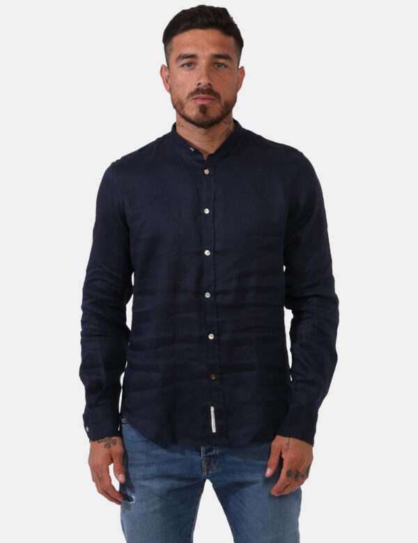 Camicia Yes Zee Blu - Camicia in lino in total blu navy. Presente colletto alla coreana. La vestibilità è morbida e pratica