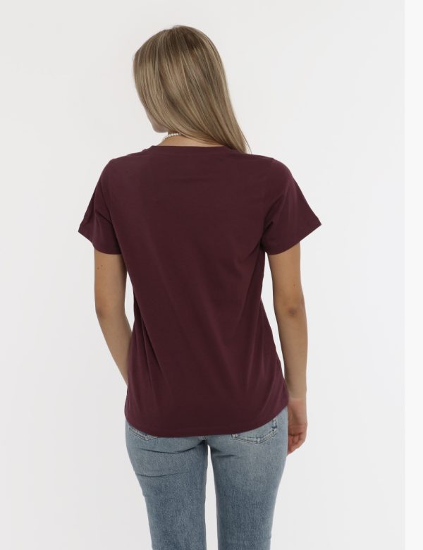 T-shirt Pepe Jeans bordeaux - COMPOSIZIONE E VESTIBILITÀ:100% cotoneLa modella è alta 172 cm e indossa la taglia S. La vest