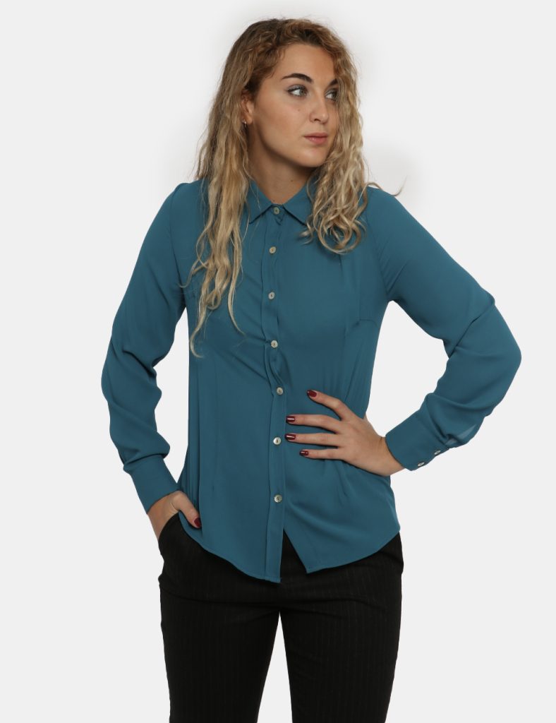 Camicia Vougue azzurro ottanio - COMPOSIZIONE E VESTIBILITÀ:100% poliestereLa modella è alta 170 cm e indossa la taglia S. L