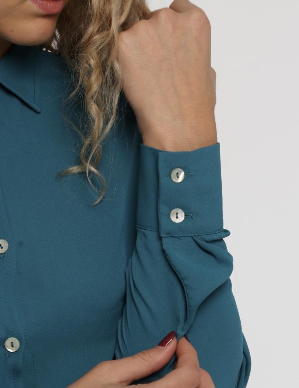 Camicia Vougue azzurro ottanio - COMPOSIZIONE E VESTIBILITÀ:100% poliestereLa modella è alta 170 cm e indossa la taglia S. L
