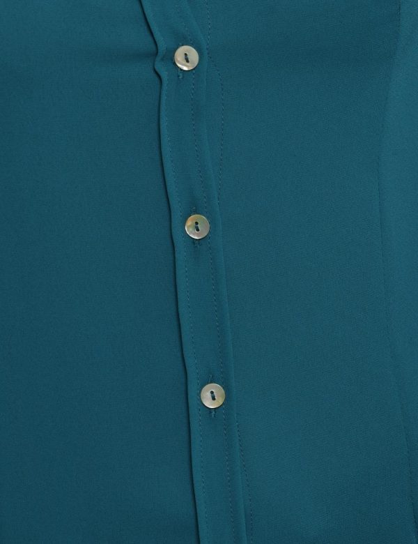 Camicia Vougue azzurro ottanio - COMPOSIZIONE E VESTIBILITÀ:100% poliestereLa modella è alta 170 cm e indossa la taglia S. L