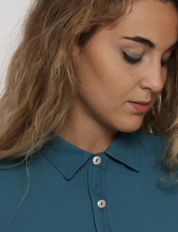 Camicia Vougue azzurro ottanio - COMPOSIZIONE E VESTIBILITÀ:100% poliestereLa modella è alta 170 cm e indossa la taglia S. L