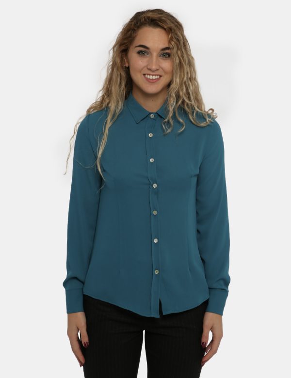 Camicia Vougue azzurro ottanio - COMPOSIZIONE E VESTIBILITÀ:100% poliestereLa modella è alta 170 cm e indossa la taglia S. L