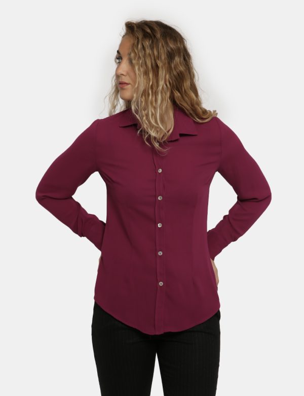 Camicia Vougue bordeaux prugna - COMPOSIZIONE E VESTIBILITÀ:100% poliestereLa modella è alta 170 cm e indossa la taglia S. L