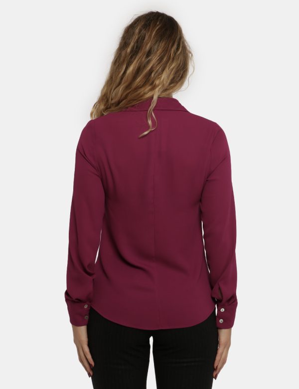 Camicia Vougue bordeaux prugna - COMPOSIZIONE E VESTIBILITÀ:100% poliestereLa modella è alta 170 cm e indossa la taglia S. L