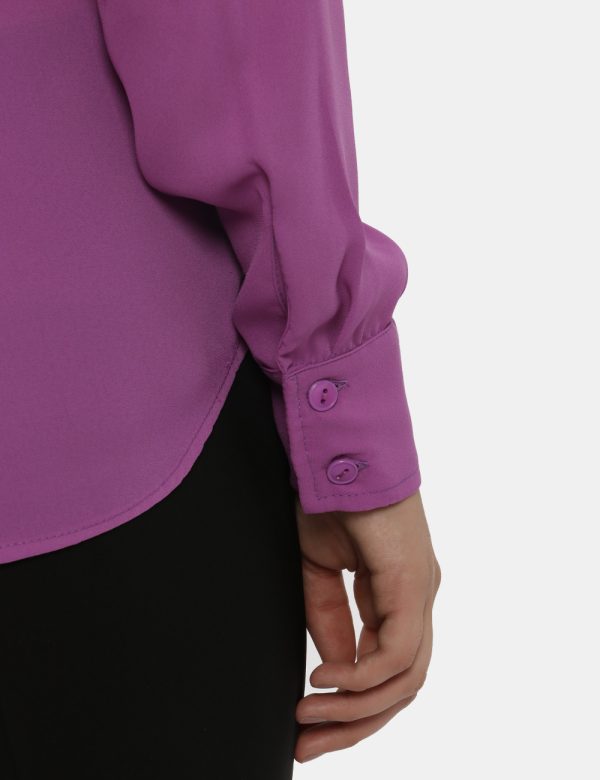 Camicia Vougue viola ciclamino - COMPOSIZIONE E VESTIBILITÀ:100% poliestereLa modella è alta 176 cm e indossa la taglia S. L