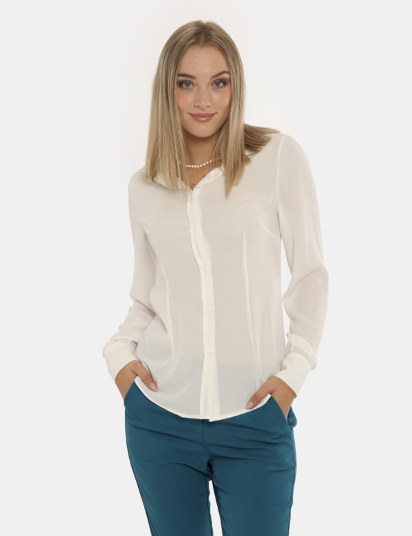 Camicia Vougue bianco - COMPOSIZIONE E VESTIBILITÀ:100% poliestereLa modella è alta 176 cm e indossa la taglia S. La vestibi