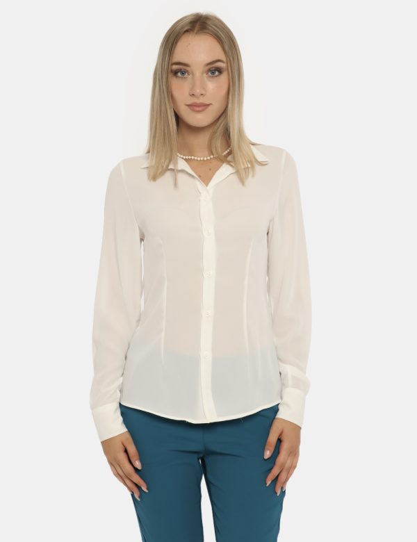 Camicia Vougue bianco - COMPOSIZIONE E VESTIBILITÀ:100% poliestereLa modella è alta 176 cm e indossa la taglia S. La vestibi