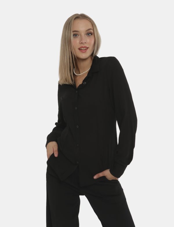 Camicia Vougue nero - COMPOSIZIONE E VESTIBILITÀ:100% poliestereLa modella è alta 176 cm e indossa la taglia S. La vestibili