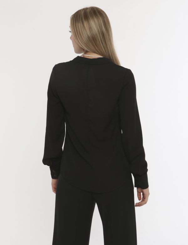 Camicia Vougue nero - COMPOSIZIONE E VESTIBILITÀ:100% poliestereLa modella è alta 176 cm e indossa la taglia S. La vestibili